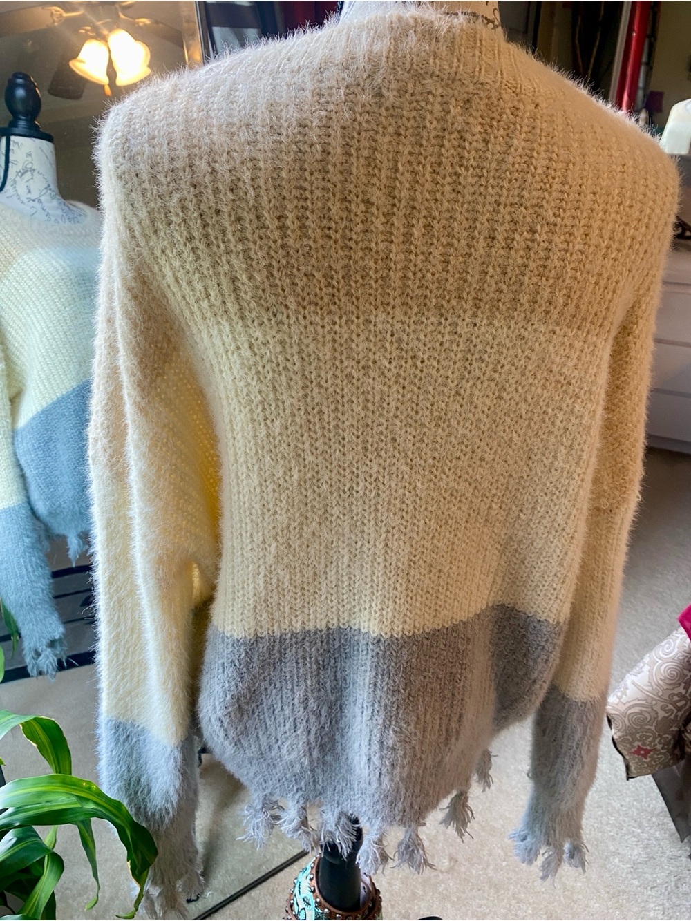 Cozy Two-Tone Fringe Hem Women’s Sweater - Cream and Light Gray